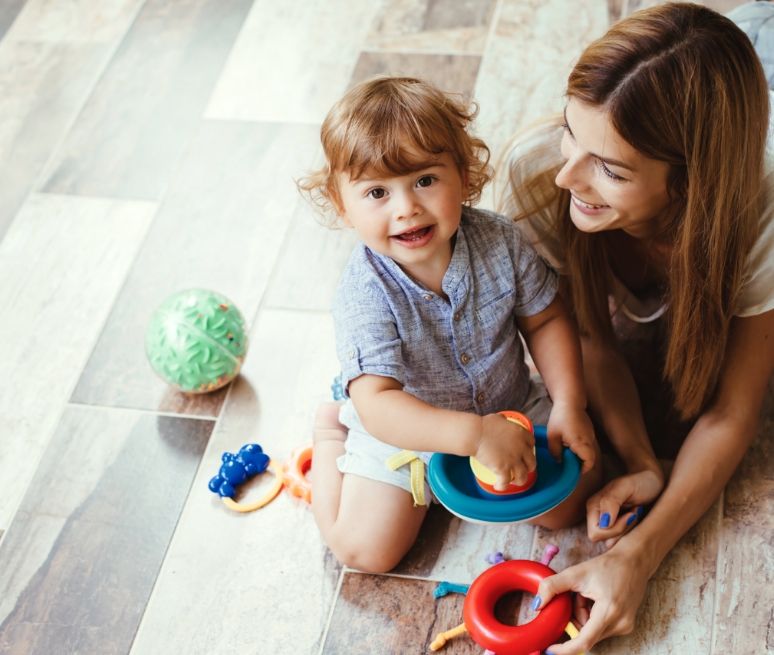 Glückliche Mutter mit Kind auf fertigem Boden
